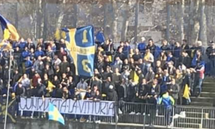 Prendono a sassate il bus dei tifosi avversari dopo la partita, quattro giovani nei guai a Crema