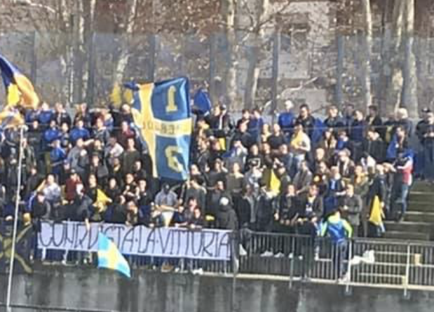 Prendono a sassate il bus dei tifosi avversari dopo la partita, quattro giovani nei guai a Crema
