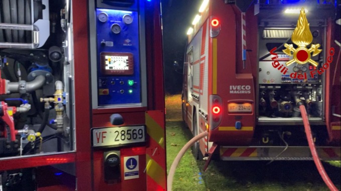 Incendio devasta fienile, Vigili del Fuoco in azione sei ore per domare le fiamme