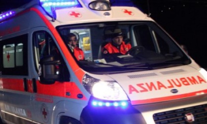 Violento scontro fra due auto, 3 i feriti trasportati in ospedale