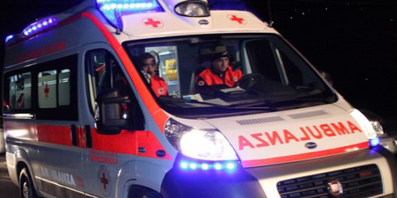 Perde il controllo del veicolo e si schianta contro un palo, 65enne in ospedale