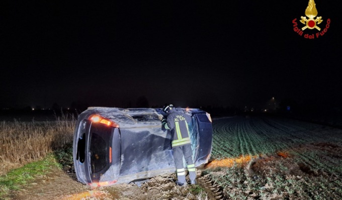 Esce di strada e si ribalta in un campo, una 45enne in ospedale