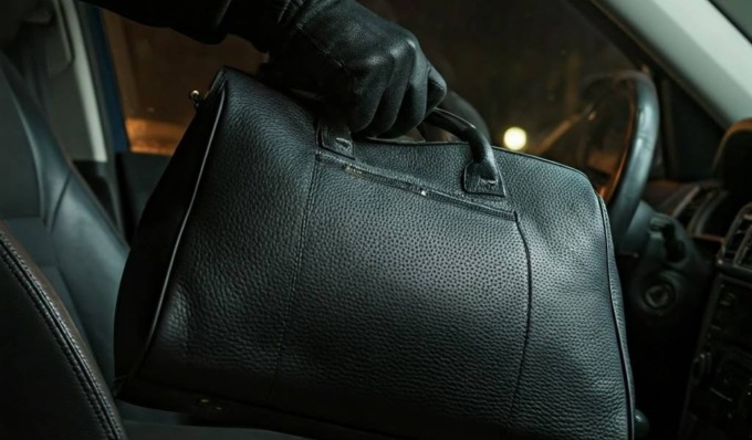 Con un ingegnoso trucco riescono a rubare la borsa dall’auto a una donna