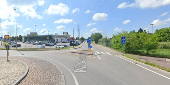 Investita mentre attraversava le strisce ciclopedonali in bici, 23enne finisce in ospedale