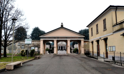 Si ferma al cimitero di Crema per andare in bagno e rimane bloccato, runner liberato dai pompieri