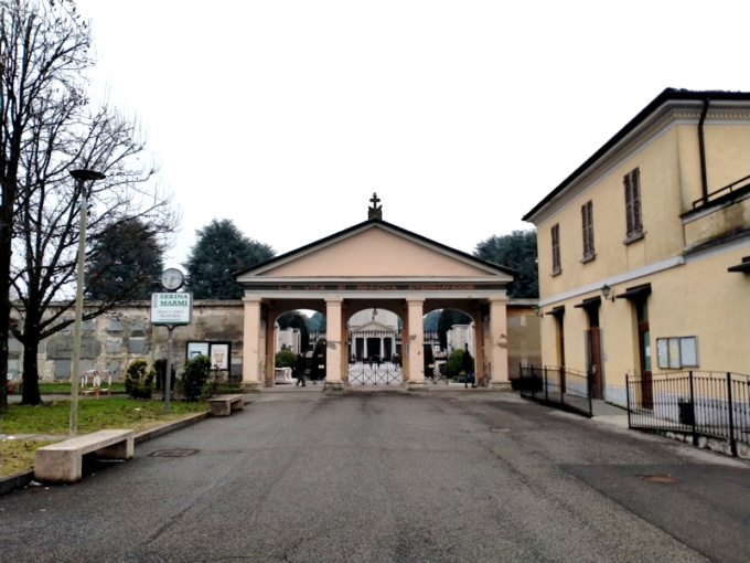 Si ferma al cimitero di Crema per andare in bagno e rimane bloccato, runner liberato dai pompieri
