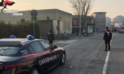 Alla vista dei Carabinieri si dà alla fuga, poi ne prende uno a spintoni e calci