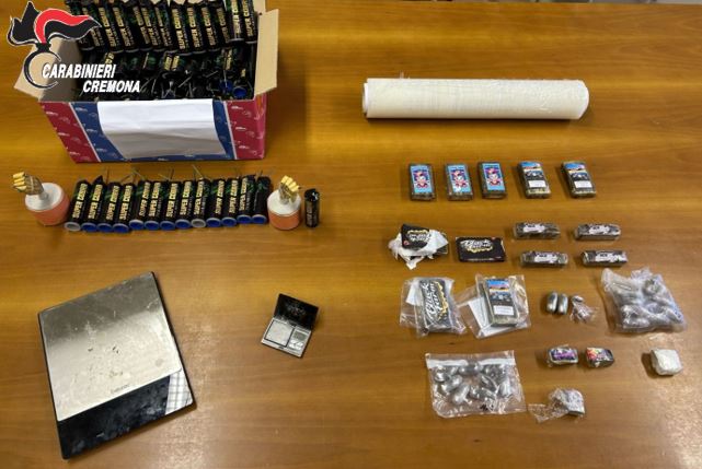 Panetti di droga in auto e materiale esplosivo in casa, 42enne in arresto
