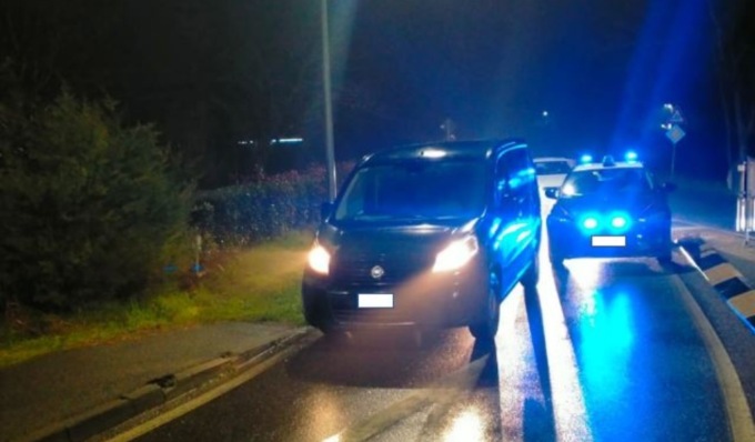 Furgone rubato ritrovato abbandonato su una provinciale con il motore ancora acceso