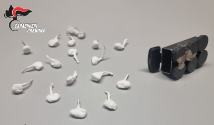 Alla guida senza patente e con 16 dosi di cocaina, guai per un 22enne