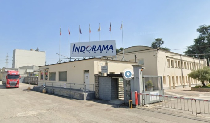 Vasto incendio in azienda, tre squadre dei vigili del fuoco al lavoro per domare le fiamme