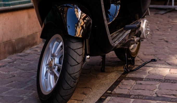 Scooter sotto sequestro, ma lo sposta senza autorizzazione: denunciato 26enne