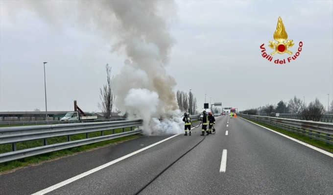 Vede del fumo uscire dal cofano, il tempo di accostare e l’auto prende fuoco