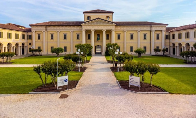 Dà fuoco per tre volte alle reti di protezione di un ponteggio alla Fondazione Sospiro