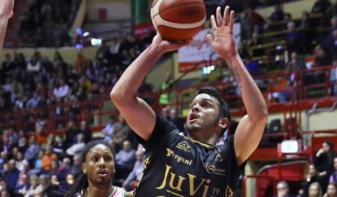 Juvi Ferraroni beffata da Forlì 83-82, la vittoria sfuma nel finale