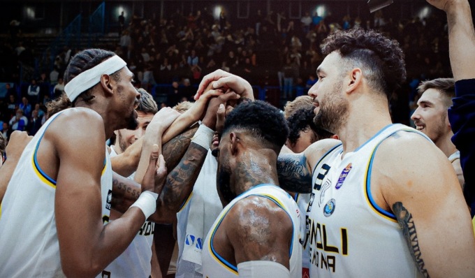 La Vanoli Cremona vince lo scontro salvezza contro Napoli 64-85: Davis trascina i biancoblu