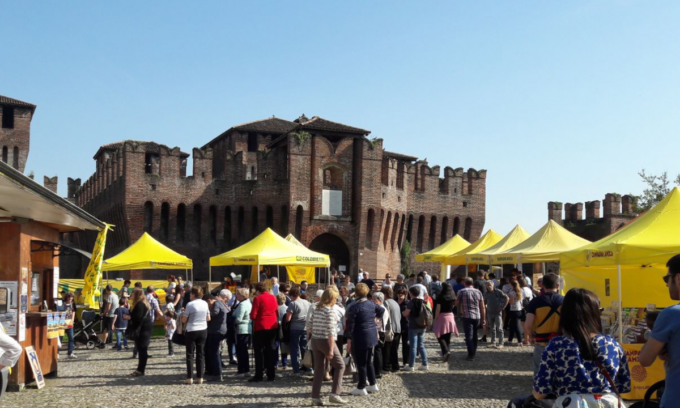 Il mercato di Campagna Amica ai piedi della Rocca Sforzesca di Soncino