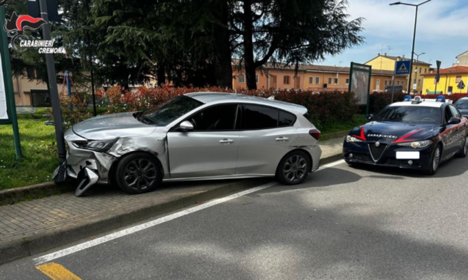 Si schianta contro un’auto durante l’inseguimento, nascondeva 38 dosi di cocaina