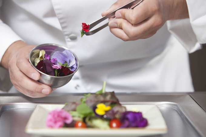 La primavera nel piatto: sul balcone fiori colorati, profumati e buoni da mangiare