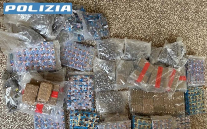 Sorpresi nel Cremonese con 240 chili di hashish, arrestati spacciatore e complice