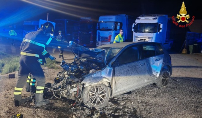 Schianto frontale tra auto e furgone: muore 62enne, grave 37enne