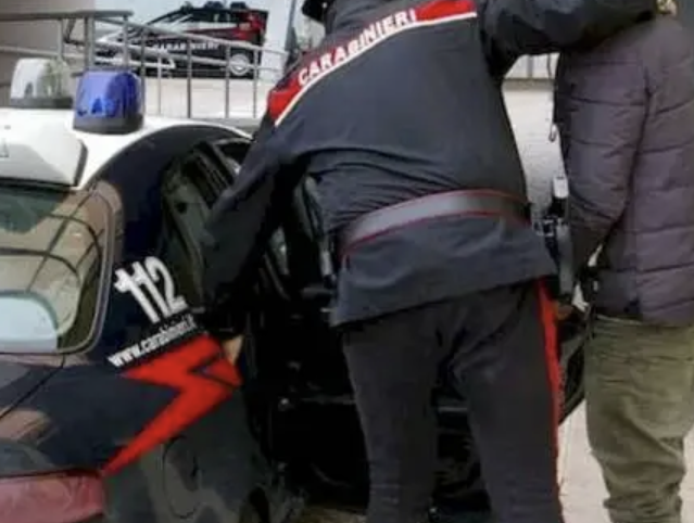 Lo arrestano per atti sessuali con una minorenne, 35enne colpisce i Carabinieri
