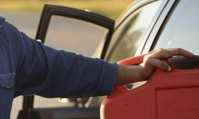 Si nasconde nell’auto dell’ex moglie e la sequestra minacciandola con una tanica di benzina