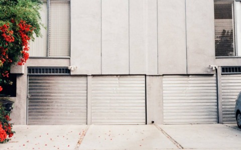 Automazione di basculanti e portoni sezionali: la soluzione che cambia il modo di vivere il garage