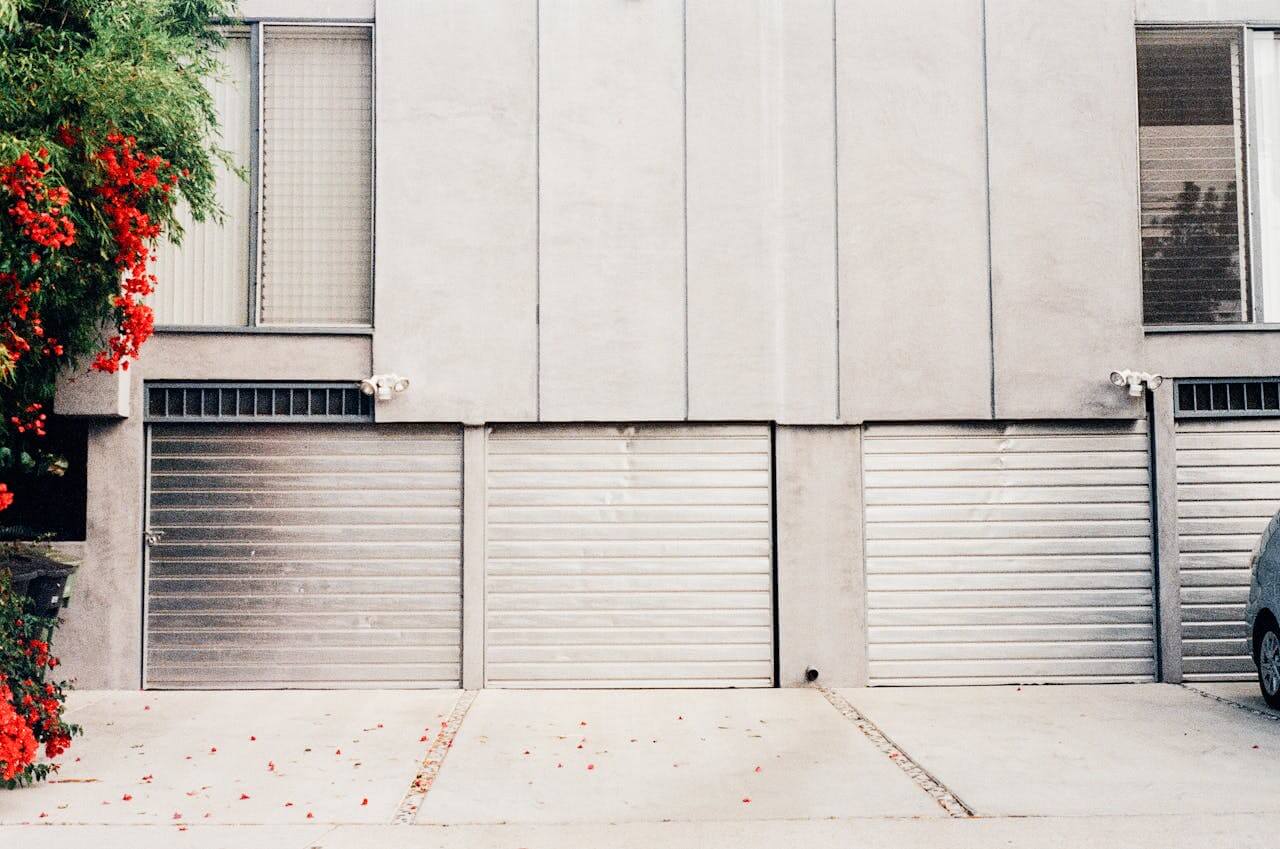 Automazione di basculanti e portoni sezionali: la soluzione che cambia il modo di vivere il garage