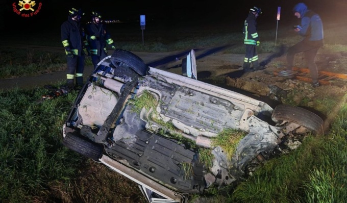 Si ribalta con l’auto in un fossato, grave ragazza di 20 anni