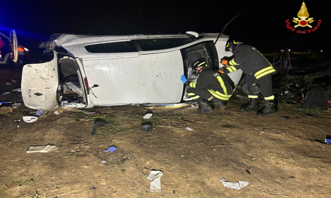 Si ribalta con l’auto nella notte, 28enne muore in ospedale