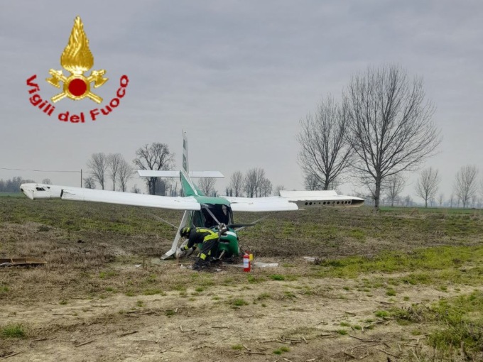 Cade ultraleggero nelle campagne, pilota 55enne si salva per miracolo