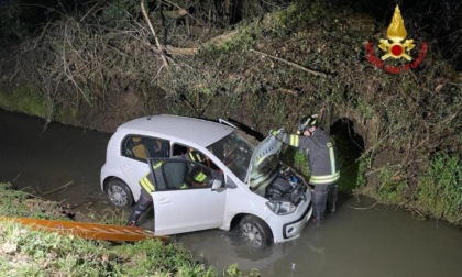 Auto esce di strada e finisce in un fosso pieno d'acqua, due feriti