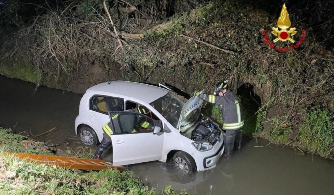 Auto esce di strada e finisce in un fosso pieno d’acqua, due feriti