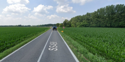 Cede la sponda e l’autocarro finisce la sua corsa nel campo adiacente