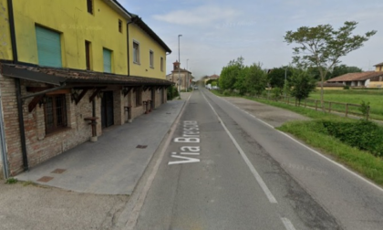 Perde il controllo del veicolo e finisce fuori strada, soccorso conducente 77enne