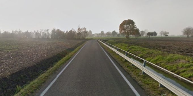 Perde il controllo del mezzo e ribalta nel fossato, conducente 87enne in ospedale