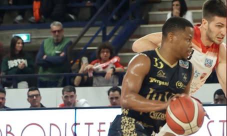 Juvi Ferraroni lotta ma cede a Rimini: battuta 88-76 nel recupero della 28ª giornata