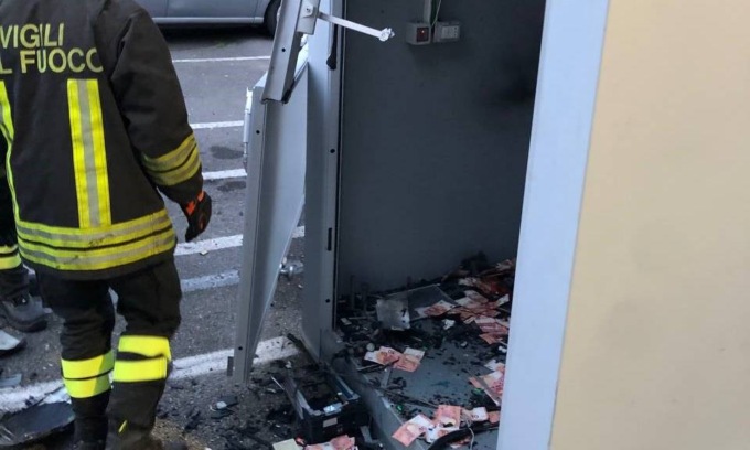 Esplosione nella notte, malviventi fanno saltare Bancomat a Castel Gabbiano
