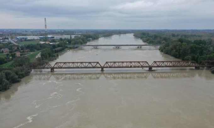 Fiume Po in piena, nel Cremonese il livello si alza di quattro metri in 24 ore: allerta arancione per rischio idraulico