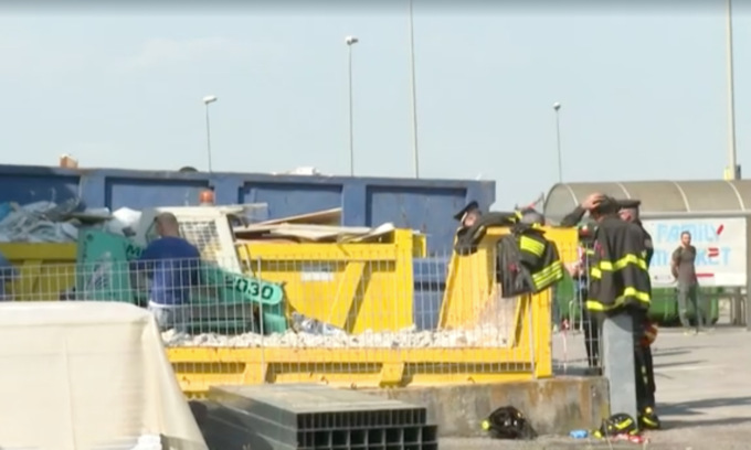 Muore sul lavoro in un parcheggio di Soresina, 35enne colpito dalla benna di un escavatore