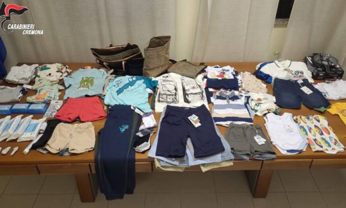 Sul sedile posteriore dell’auto numerosi capi d’abbigliamento per bambini, coppia denunciata