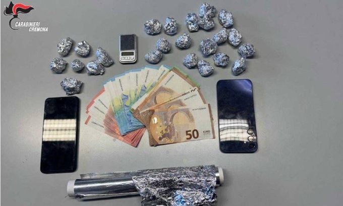 Bloccati alla fermata del bus, nascondevano droga nei marsupi: uno era anche ricercato