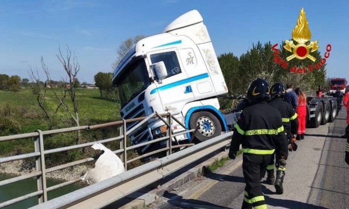 Camion sfonda il guard rail e rischia di precipitare dal Ponte Verdi