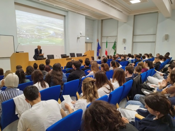 Un momento durante la presentazione del nuovo ospedale agli studenti