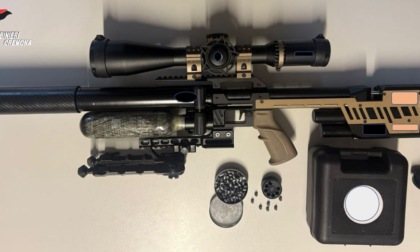 51enne trovato in un campo con una carabina ad aria compressa e un colpo in canna