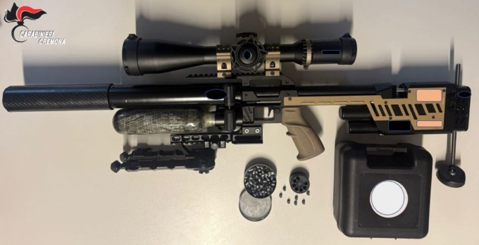51enne trovato in un campo con una carabina ad aria compressa e un colpo in canna
