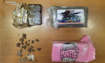 Fermato mentre nascondeva la droga in tasca, scatta l'arresto per un 22enne