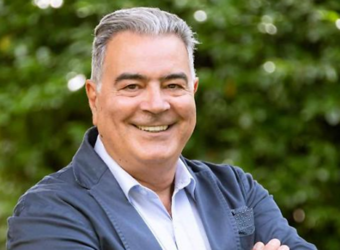 Giovanni Sgroi, il sindaco-chirurgo accusato di violenze sessuali: “Se vieni qui tutte le sere, ti massaggio io”