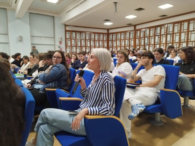 Una studentessa mentre pone alcune domande sul nuovo ospedale